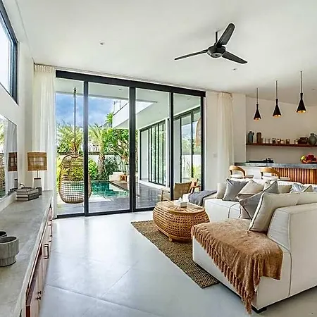 Villa Ozkar: Elegant With 3 Bedrooms,Pool, Terrace