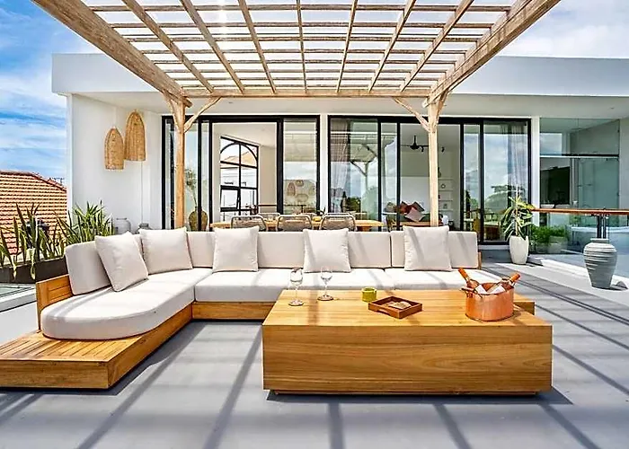 Ozkar: Elegant With 3 Bedrooms,pool, Terrace Villa