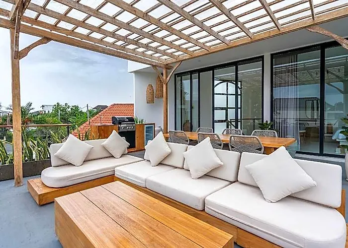 Villa Ozkar: Elegant With 3 Bedrooms,pool, Terrace