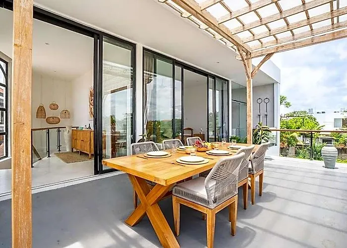 Villa Ozkar: Elegant With 3 Bedrooms,pool, Terrace Buduk